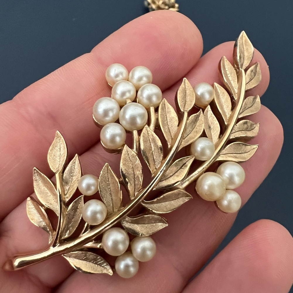 Signed Trifari Vintage Gold Tone Metal Leaf Brooch with Faux Pearls + 1 earring - Picture 8 of 8